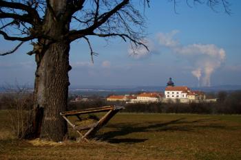 zámek z jižních polí (© Vít Pávek, 02/2013)