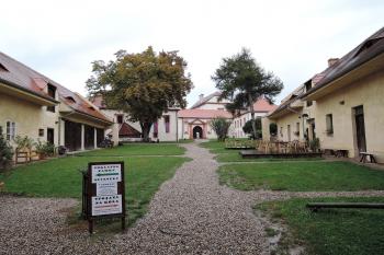 Zámek Nový Hrad - podzimní první nádvoří (© aleshwarrior, 10/2016)