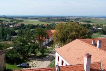 Pohled z věže na 1.nádvoří (© Vladimír Studecký 09/2006)
