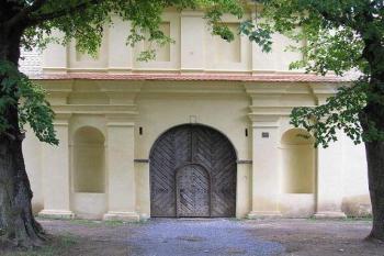 vstupní brána do areálu zámku (© Miroslav Rybáček, 05/2006)