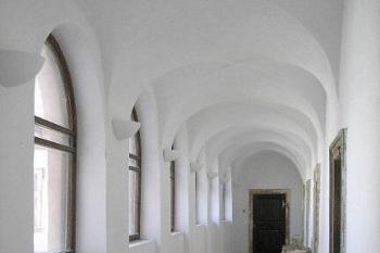 chodba v prvním patře (© Miroslav Rybáček, 05/2006)
