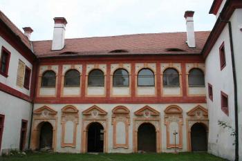 Dvorní fasáda východního křídla (© Ivan Grisa, 09/2006)