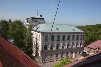 Přístavba výchovného ústavu z věže kostela sv. Vavřince ( © Ivan Grisa 05/2011)