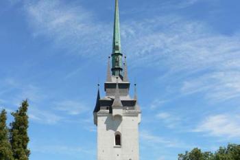 kostel a hroby (© Robert Šimek 07/2005)