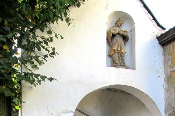 Chornice, schody ke kostelu sv. Vavřince (© Pavel Vítek  10/2021)