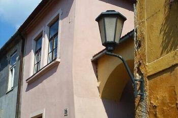 ulička s prampouchem (© Marek Pecka 07/2003)