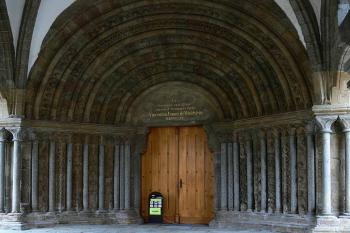 Boční - bohatě zdobený - sloupkový ústupkový portál ( © Petr Turyna 04/2006)