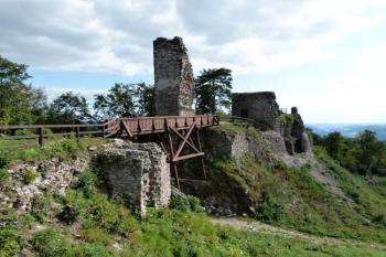 celkový pohled na jádro hradu a opevněné předbraní ( © Jan P. Štěpánek 09/2011)