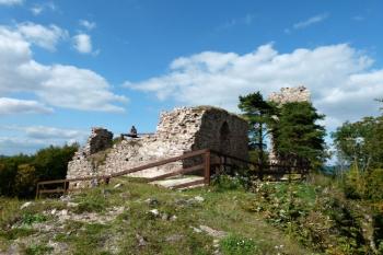 torzo mladšího paláce z místa staršího ( © Jan P. Štěpánek 09/2011)