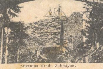 Výřez ze staré pohlednice (podle popisku z doby 1. světové války), kde je vidět palác Zubštejna (z mé osobní sbírky) (© neznámý, 06/2015)