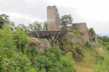 Mostní propojení jádra hradu a prvního /vnitřního/ předhradí (© Dušan Dohňanský 08/2019)