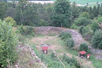 Hradební zakončení areálu na jihu (© Dušan Dohňanský 08/2019)