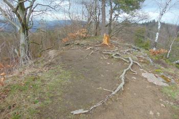 Zakončení pahorku na sv. s objektem chránícím vstup do předhradí (© Dušan Dohňanský  04/2023)