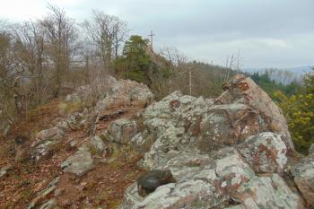Východní skalní hradby u čelního předhradí (© Dušan Dohňanský  04/2023)