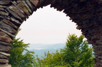 ze Zubštejna je impozantní rozhled (2003 ©Jiří Marounek)
