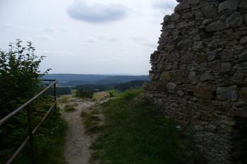 Zubštejn - výhled z vrcholu hradu (© Pavel Jarý, 10.08.2009)
