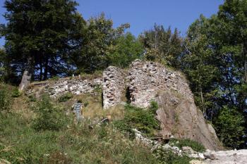Předmostí a příkop oddělující jen od jádra hradu ( © Iva Spurná 26.9.2009)