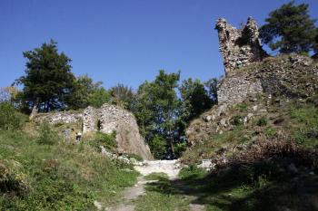Vlevo předmostí, vpravo jádro hradu za příkopem ( © Iva Spurná 26.9.2009)