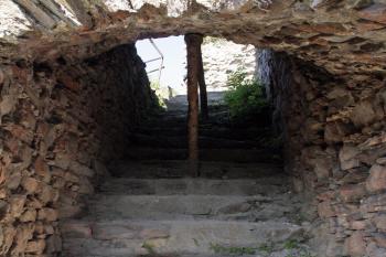 Klenuté schodiště vystupující ze suterénu novějšího paláce na nádvoří ( © Iva Spurná 26.9.2009)