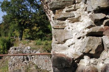 Na zřícenině štítové zdi zůstal patrný začátek klenby průjezdu (© Iva Spurná 26.9.2009)