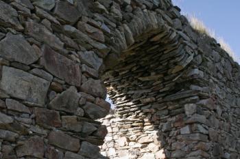 Nynější vstup do patra novějšího paláce, do velkého sálu, vede původním oknem. Vstup býval portálkem od jihu. ( © Iva Spurná 26.9.2009)