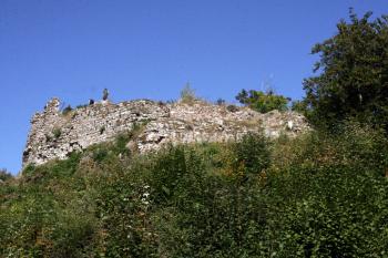Pohled od jihu z příkopu na pozůstatky zdiva suterénu staršího paláce ( © Iva Spurná 26.9.2009)