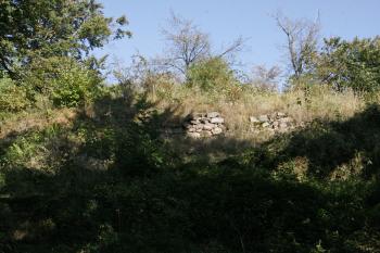 Pozůstatky zdiva v předhradí ( © Iva Spurná 26.9.2009)