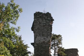 Pozůstatek čelní štítové zdi jádra s viditelným pozůstatkem průjezdu ( © Iva Spurná 26.9.2009)