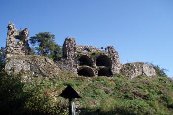 Celkový pohled na zříceninu od západu ze současné přístupové cesty (© Kasumi 26.9.2009)