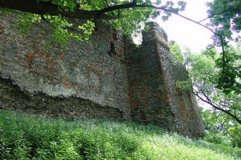 Opevnění s baštou v západním nároží ( © Roman Řezáč 07/2005)