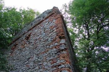Severní nároží hradebního opevnění ( © Roman Řezáč 07/2005)
