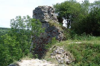 Zbytky severovýchodního opevnění, pohled z jádra ( © Roman Řezáč 07/2005)