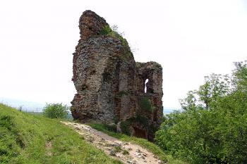 Zachovaná část budovy nad vstupní bránou ( © Roman Řezáč 07/2005)