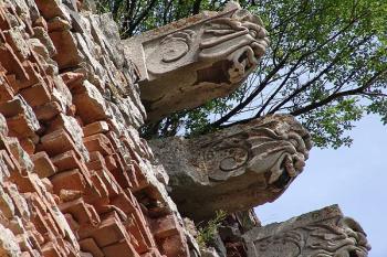 Krakorce v podobě maskaronů nad vstupní bránou ( © Roman Řezáč 07/2005)