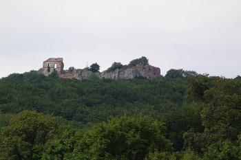 Pohled na zříceninu hradu o obce Borinka ( © Roman Řezáč 07/2005)