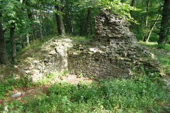 Zbytky věže ( © Roman Řezáč 07/2005)