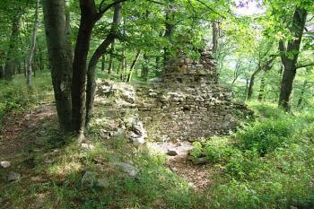 Zbytky věže ( © Roman Řezáč 07/2005)