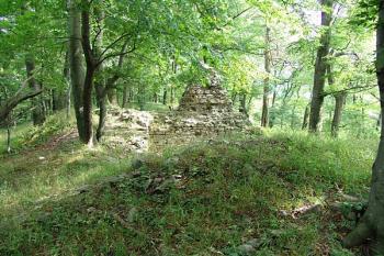 Zbytky věže ( © Roman Řezáč 07/2005)