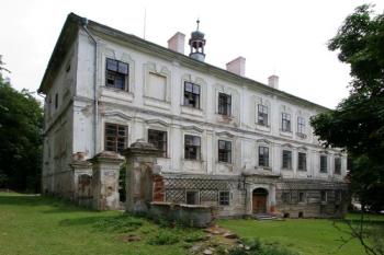 Jižní průčelí zámku ( © Filip Matoušek 06/2005)