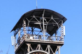 detail zdobného štítu jedné z budov dolu Michal a vrchol těžní věže ( © Jan P. Štěpánek 02/2008)