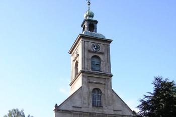 čelní pohled na evangelický kostel ( © Jan P. Štěpánek 07/2005)