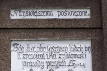 polský nápis na průčelí poukazující na vznik kostela ( © Jan P. Štěpánek 07/2005)