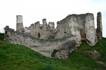 pohled přes šíjový příkop od jihozápadu (© Pavel Zany Komárek 10. 4. 2007)