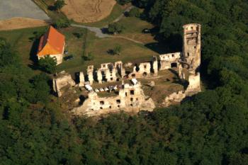Zřícenina Zvířetice - Letecký snímek ( © Radovan Smokoň 08/2006)
