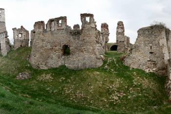 čelo hradu přes šíjový příkop ( © Pavel Zany Komárek 10.4. 2007)