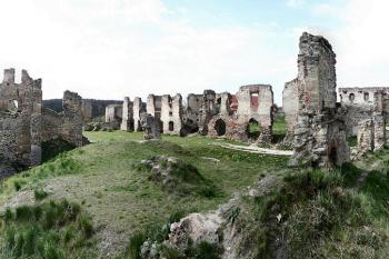 celkový pohled od jihovýchodu ( © Pavel Zany Komárek 10.04. 2007)