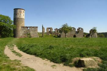 Přístupová cesta z vesnice Zvířetice ( © Jiří Čížek 05/2007)