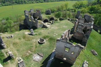 Zříceniny hradu z věže ( © Jiří Čížek 05/2007)