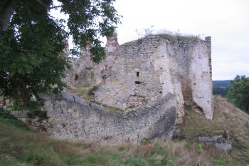 Druhá vež a zeď v příkopu (© Petr Nožička, 08/2007)