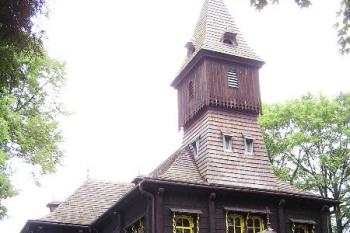 čelní pohled na dřevěný kostelík ( © Jan P. Štěpánek 07/2005)